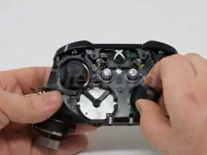 تعویض-برد-دسته-بی-سیم-Xbox-One-دایهارد(8)